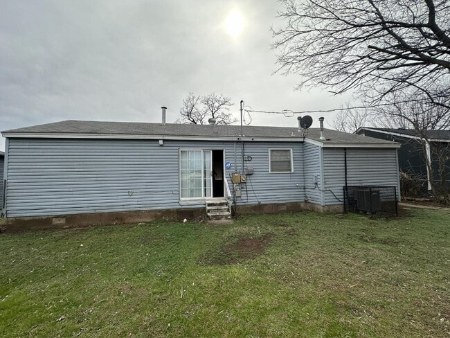 Building Photo - 3813 SE 27th St