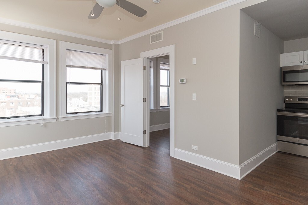Building Photo - 817 W Lakeside Pl