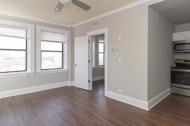 Building Photo - 817 W Lakeside Pl