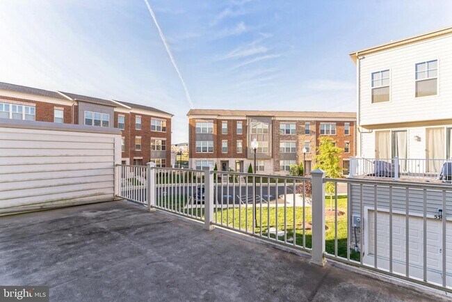 Building Photo - 5325 Manor Park Dr