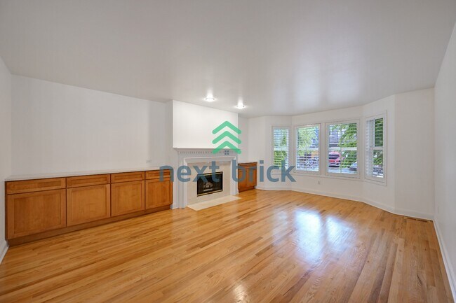 Building Photo - "Charming Victorian-style craftsman 3-Bedroom Townhouse with 2.5 Baths – 1610 Sq Ft of Comfortabl...