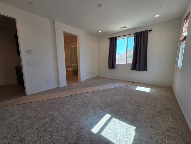 Building Photo - New Listing!