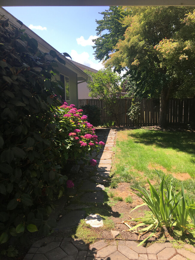 Building Photo - Fantastic Home In SW Corvallis with Landsc...