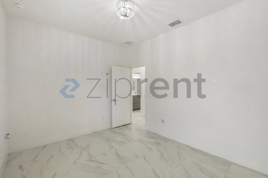 Building Photo - Unit B