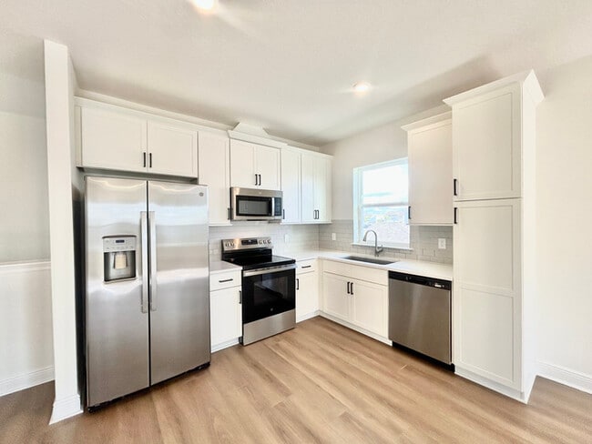 Building Photo - Modern 1/1 Garage Apartment Living in the Heart of Laureate Park!