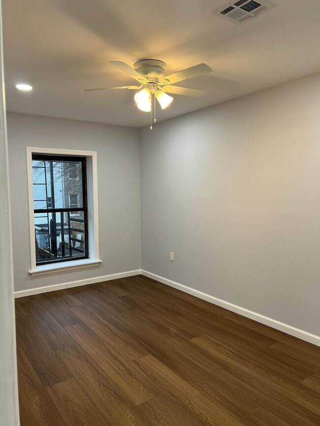 Building Photo - 384 Palisade Ave