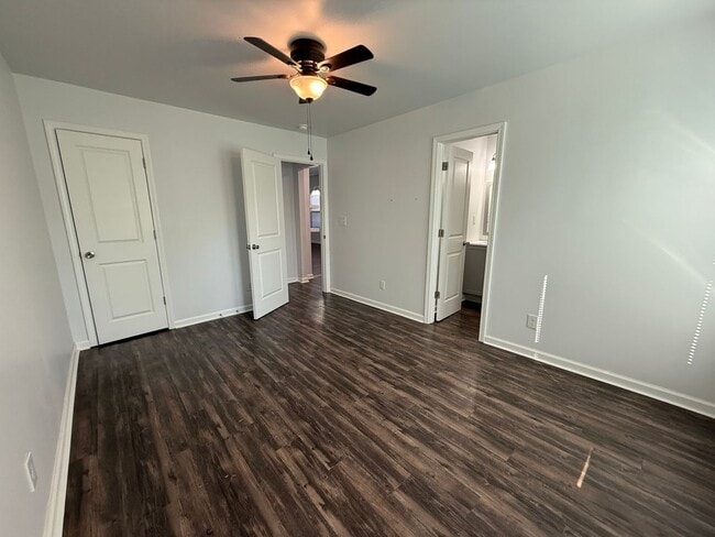 Building Photo - Gorgeous 3 bedroom 2 bathroom home