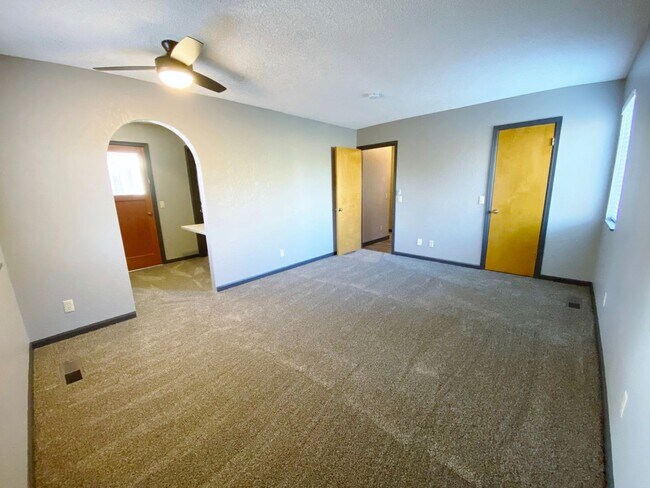 Building Photo - HOUSE - VILLAGE OF OAK CREEK