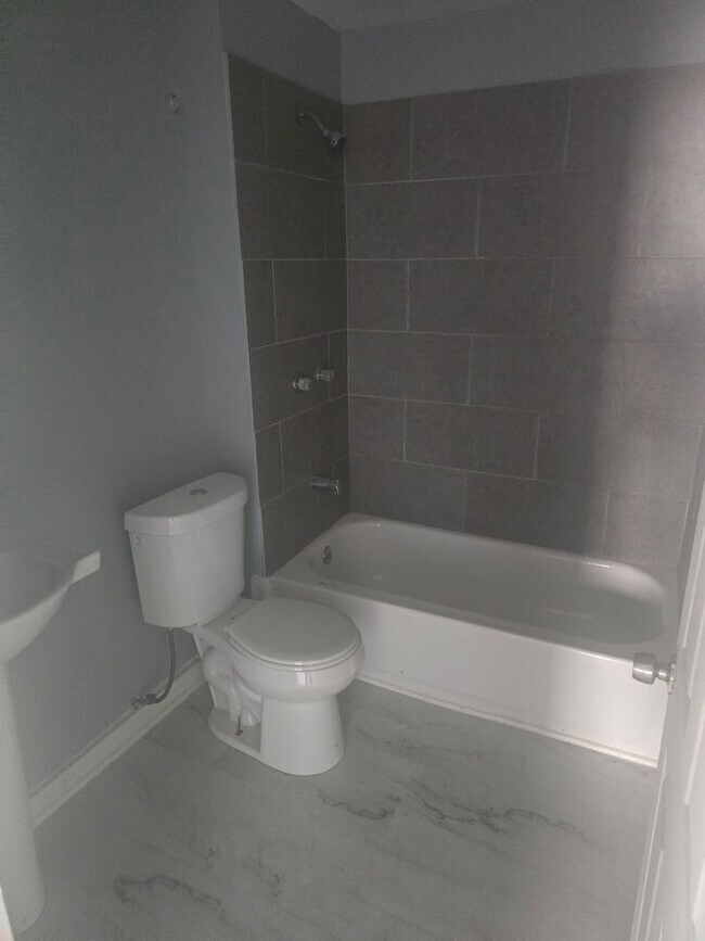 Building Photo - Three Bed 1 Bath Apartment for Rent!