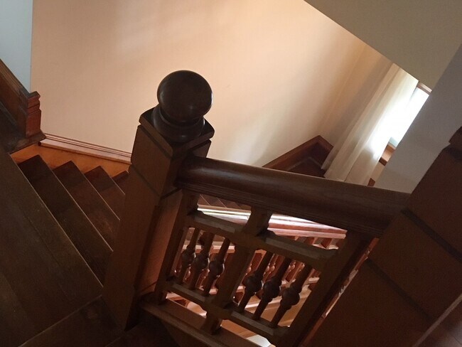 Building Photo - Northwest Gem: Spacious 4 Bedroom, 2 Bath Bungalow