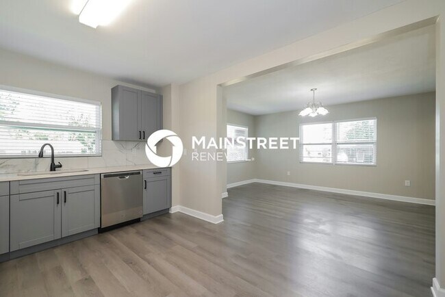 Building Photo - 3 Bedroom Pet-Friendly Home in WINTER HAVEN, FL with Main Street Renewal