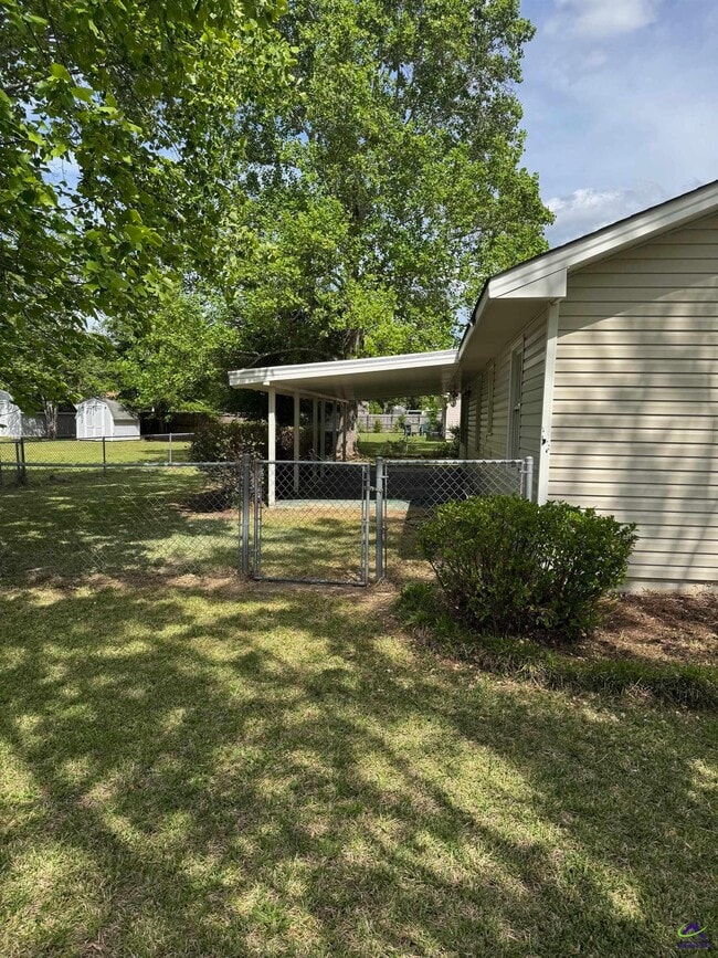 Building Photo - 700 Fieldstone Rd