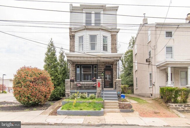 Building Photo - 4 Bedroom / 2.5 Bathroom Home in Roxborough