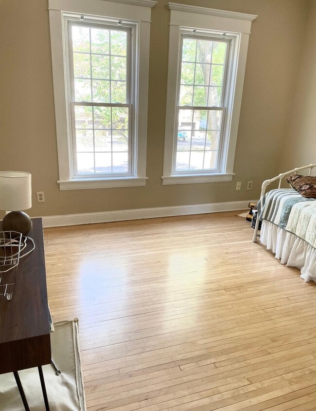 Building Photo - 305 8th Ave S