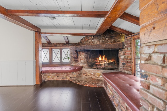 Building Photo - 2624 E 8th St