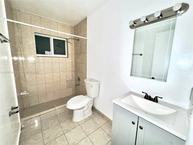 Building Photo - 637 SW 10th Ave