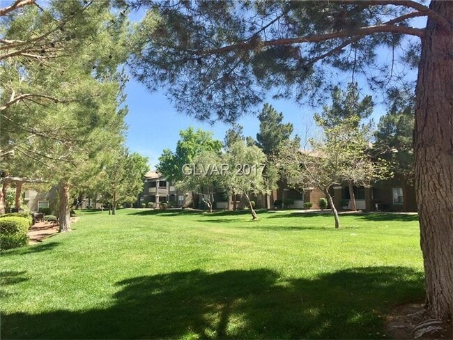 Building Photo - Convenient 1st Floor Condo in Gated Commun...