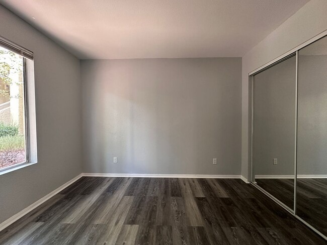 Building Photo - Updated 2 bed 2 bath Condo