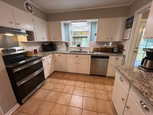 Building Photo - Awesome Green Acres Home!