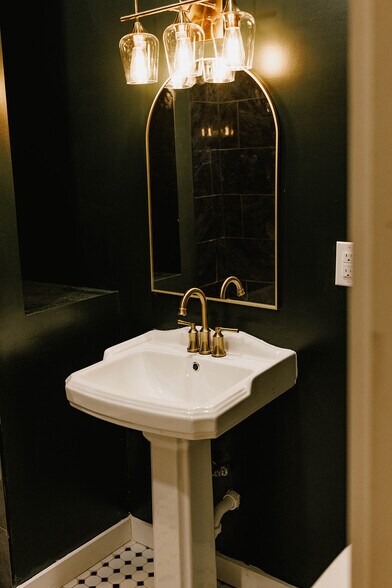 Building Photo - 503 Church St