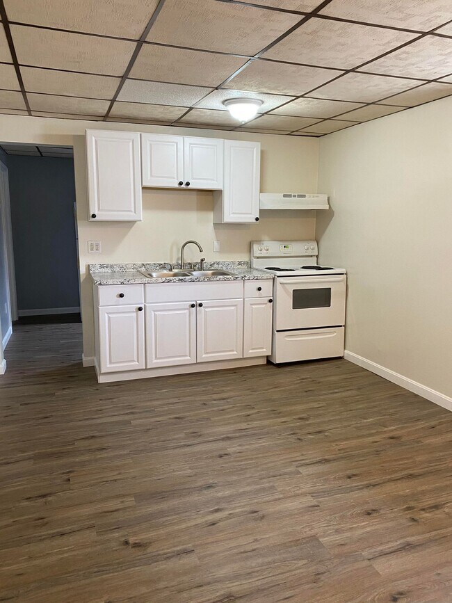 Building Photo - 916 Main St