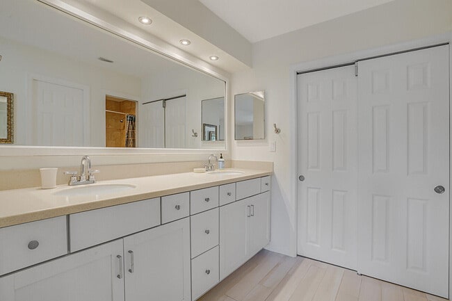 Building Photo - 13403 Bedford Mews Ct