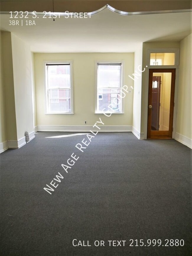 Building Photo - Spacious 3 bedroom, 1 bathroom house locat...