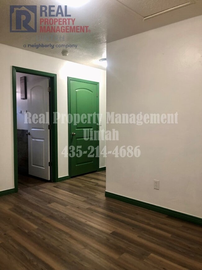Building Photo - 3 Bed 2.5 Bath Townhome in Split Mountain.