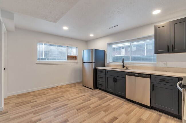 Building Photo - 2642-2642 S 800 E