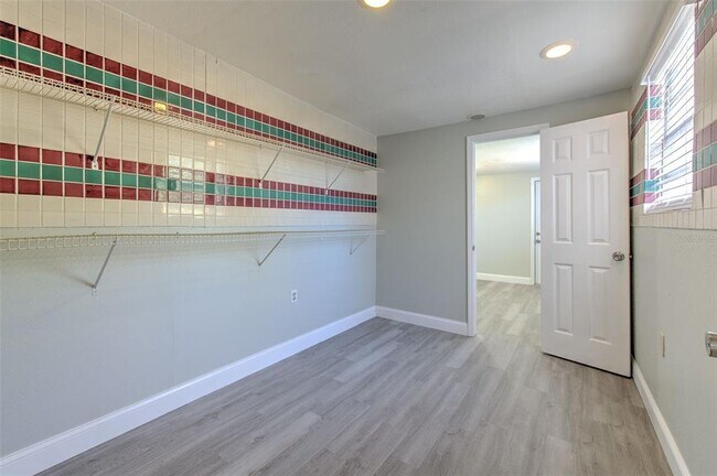 Building Photo - 10928 N 15th St