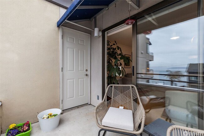 Building Photo - 2Bd/1.75Ba Seattle Condo