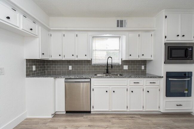 Building Photo - 15814 Winding Moss Dr