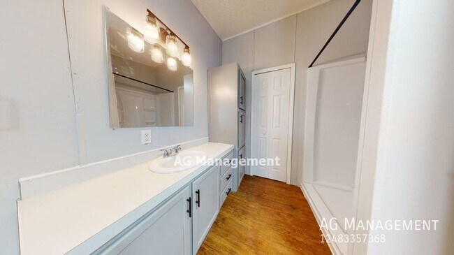 Building Photo - 45961 Jefferson Ave - Spacious & Stylish C...