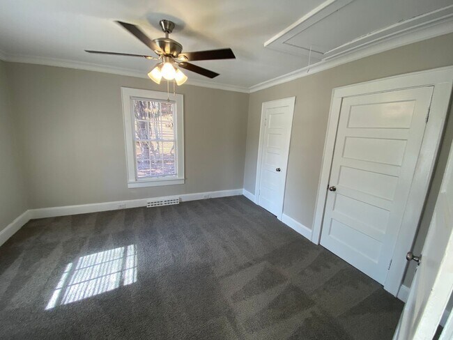 Building Photo - Very nice 4 bedroom 1 bathroom house JUST REMODLED (Spring 2022)