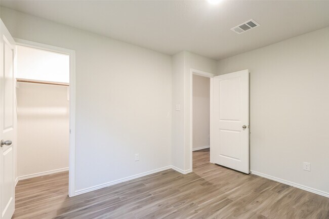 Building Photo - 2417 Flathead Dr