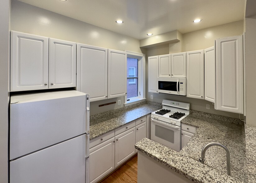 Extremely functional kitchen with granite counters - 2529 K St NW