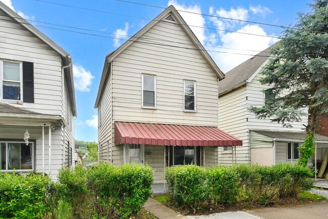 Building Photo - Updated 3 bed/1 bath House with garage!