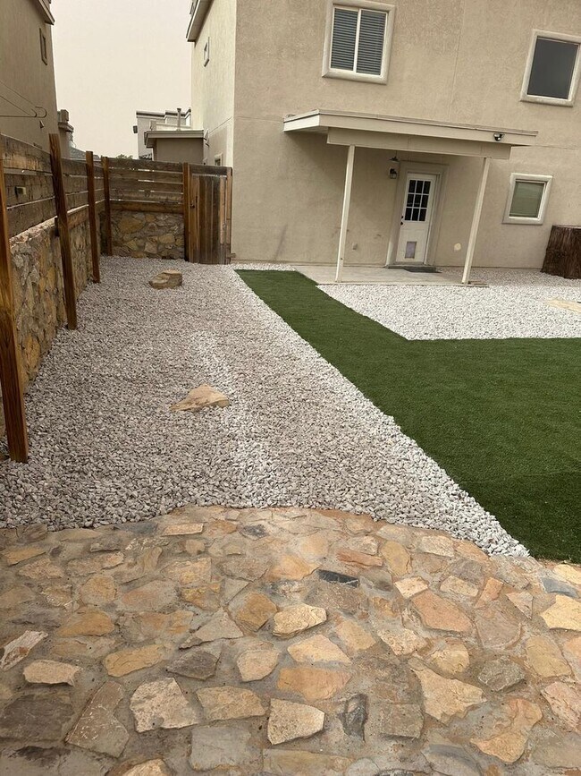 Building Photo - Beautiful East side House with 3 beds-2.5 ...