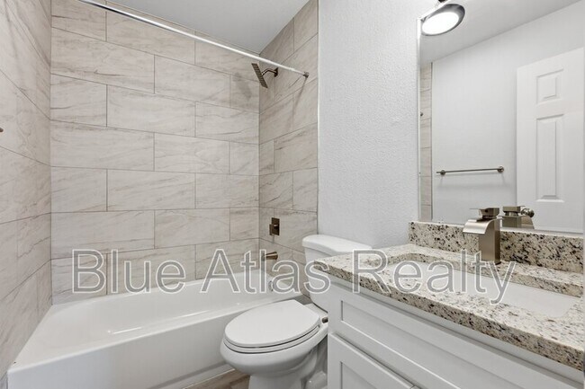 Building Photo - 1547 Oakbrook St