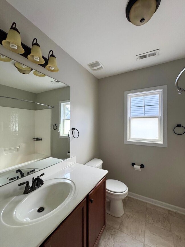 Building Photo - Spacious 4 Bed 2.5 Bath Fayetteville Home