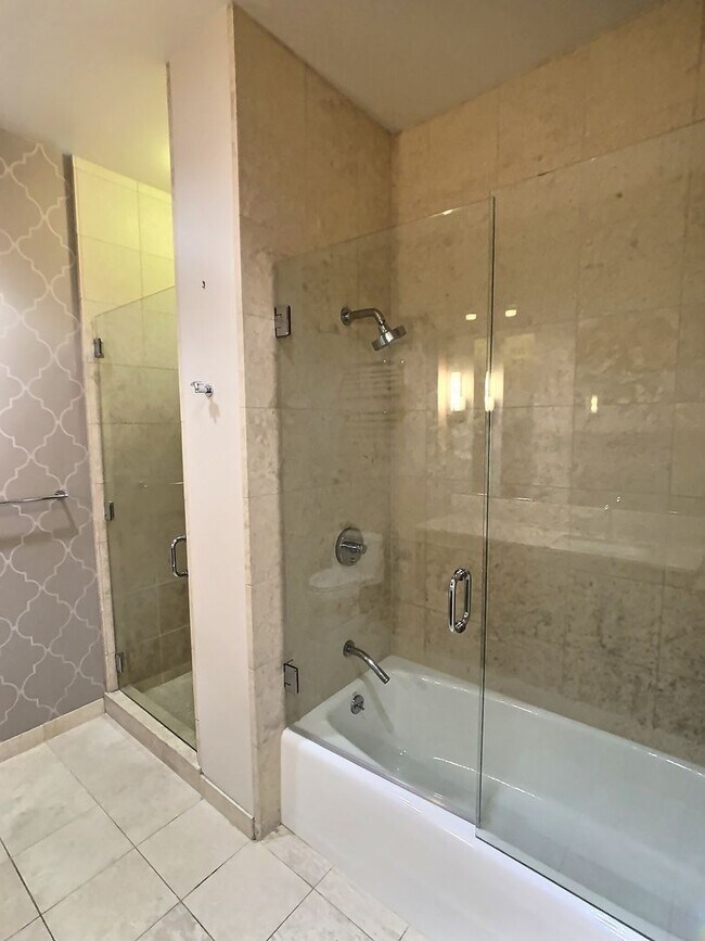 Building Photo - Stunning 2 Bedroom Penthouse Condo with Spectacular Views at Axis