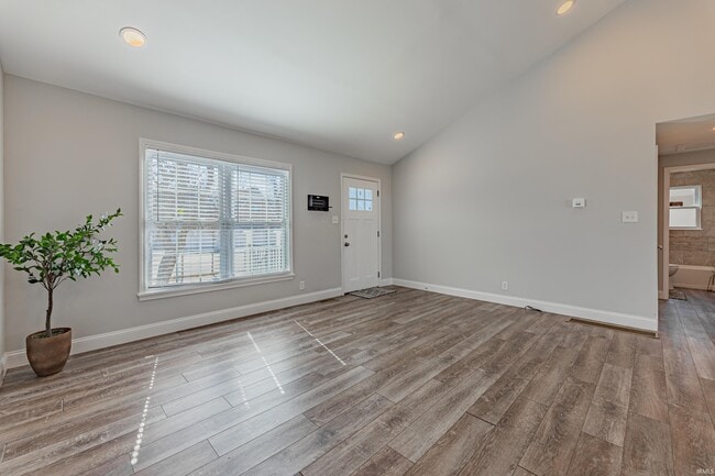 Building Photo - 2216 E Walnut St