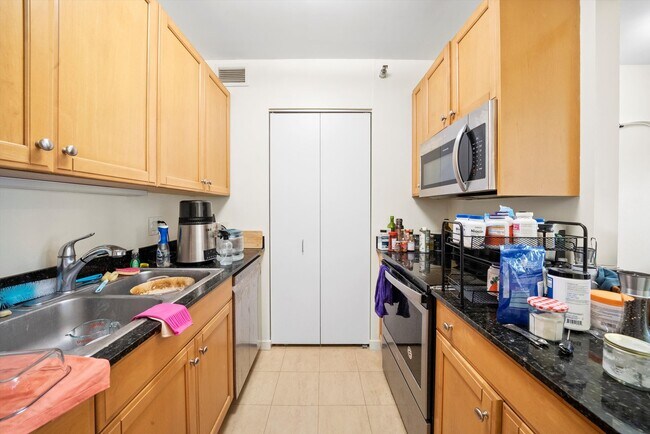 Building Photo - 400 N La Salle Dr