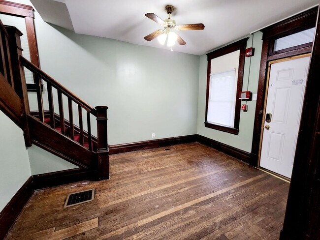 Building Photo - 5 Bedroom/ 2 Bathroom House - Downtown Available - 06/04/2026