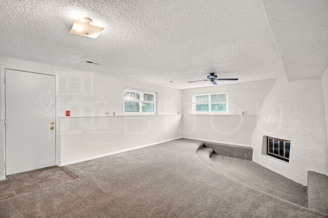 Building Photo - NEW Carpet and Paint!!!