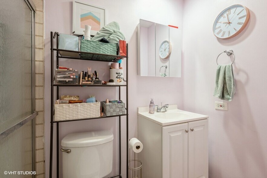 unit 2- Main Bathroom - 845 W Leland Ave