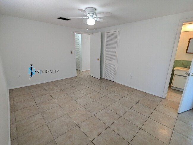 Building Photo - Recently renovated 2/2/1 1300 Sq. Ft. Fres...