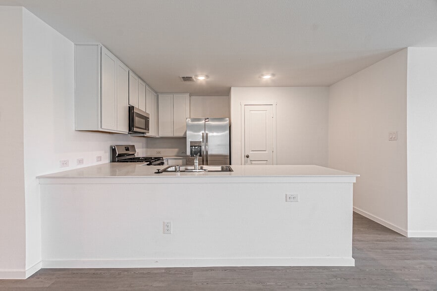 Functional Modular and Open Kitchen comes with Refrigerator - 1932 Ventasso Blvd