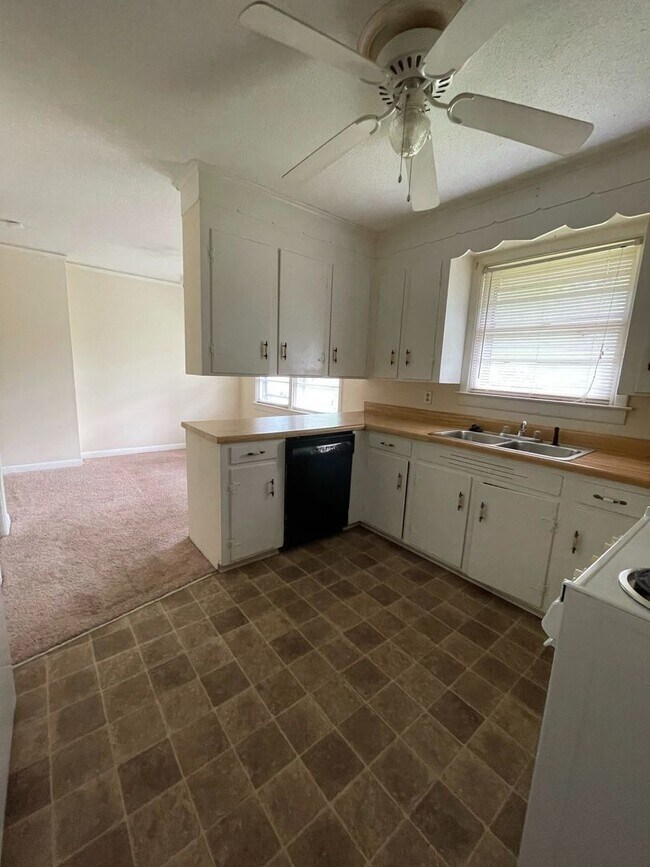 Building Photo - Forest Acres