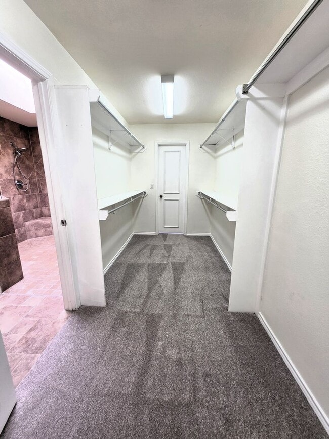 Building Photo - Large Duplex Unit just down the Street fro...